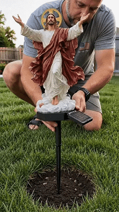 Instalação da escultura solar de Jesus fixada no gramado